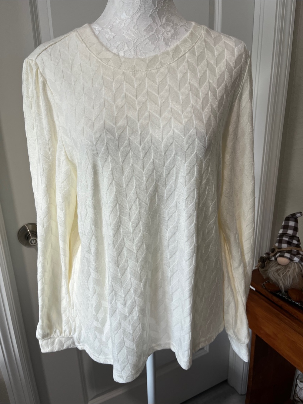 intro. Diamond Jacquard texture Slight puff sleeves